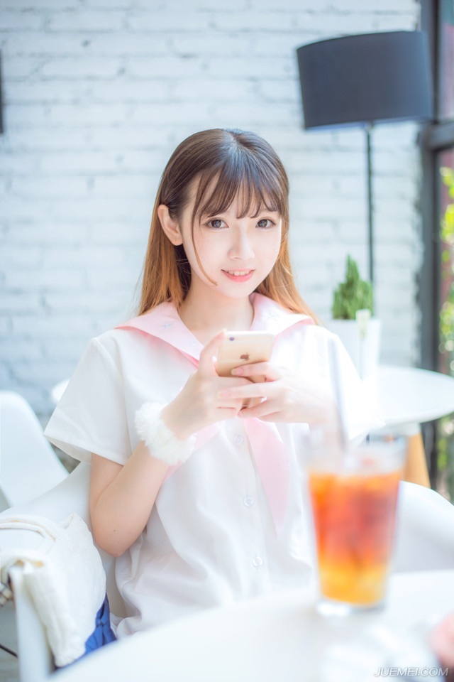 “让他进来吧。”邓贤看了刘璝一眼，点头道。